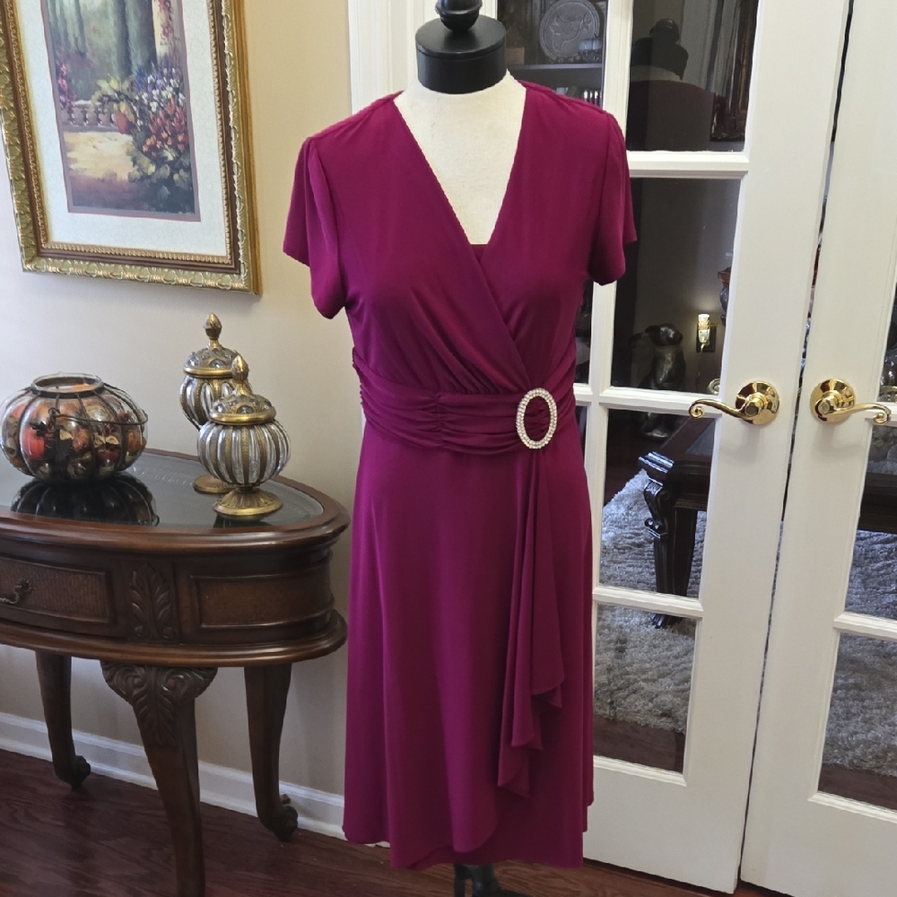 R&M Richards Wine Midi Dress Rhinestone Buckle Ruched FittedWaist Cap Slv 12 EUC